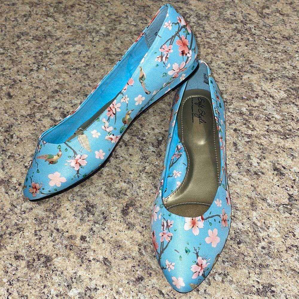 Soft Style by Hush Puppies Flats. Blue Floral Bird Design. Size 8.5. Like New!